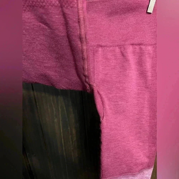 Lululemon Crop Compression Leggings. Size:4. Color: Gradient Burgundy - Picture 10 of 14